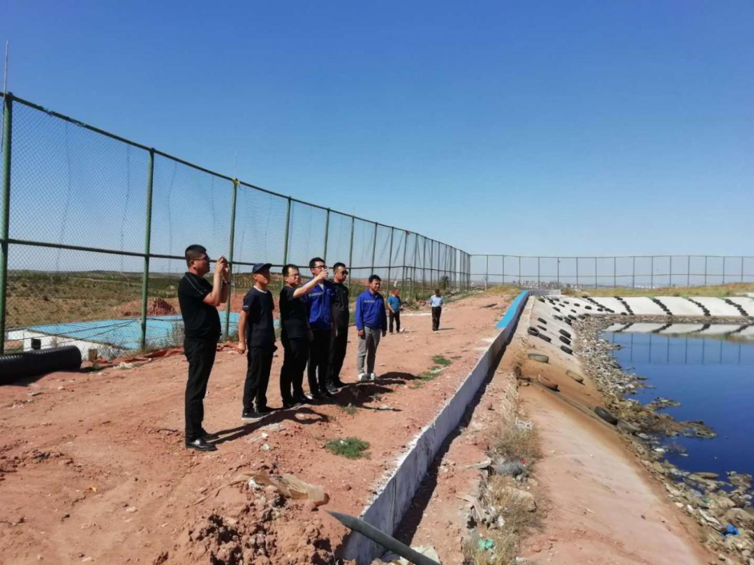 內(nèi)蒙環(huán)投呂總陪同康巴什區(qū)公用局局長及環(huán)保局各領(lǐng)導(dǎo)蒞臨碩特環(huán)?？蛋褪矃^(qū)項目現(xiàn)場考察